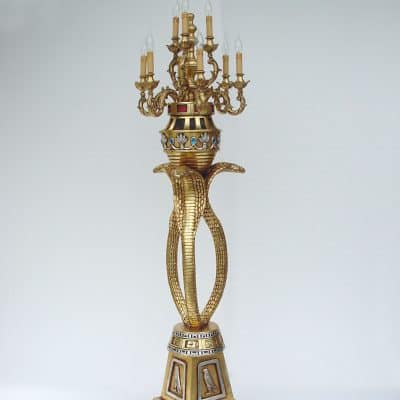 מנורת שנדליר עומדת עם נחשים