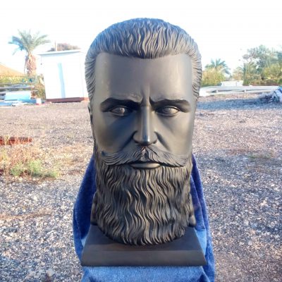 פסל ראש גדול של הרצל בצבע שחור